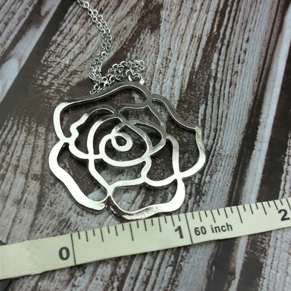 NEW Silver tone Flower Pendant Necklace - Picture 2 of 4